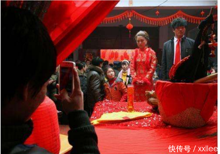 四年和两个丈夫生活竟没被发现, 女子: 有钱花还