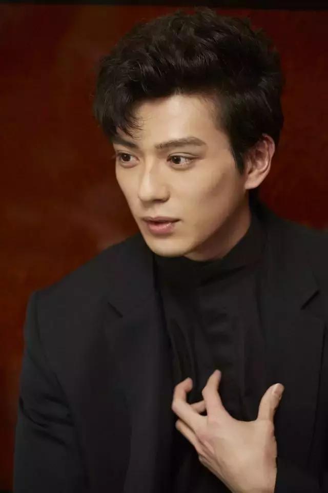 雄霸儿子颜值碾压当红小鲜肉，在节目中劈叉为好莱坞大片增重16KG