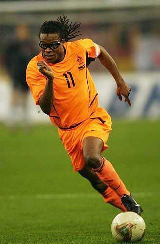 带运动眼镜有名的足球员