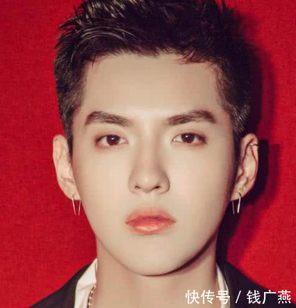 吴亦凡牵手女性刘亦菲害羞,赵丽颖清纯,竟然全