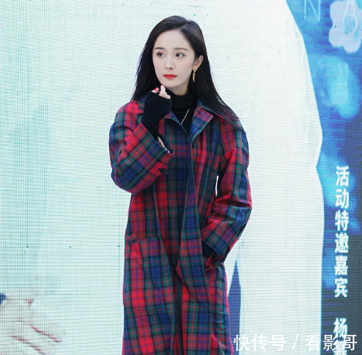 杨幂参加活动,一身奢侈服饰暴露殷实家底太壕