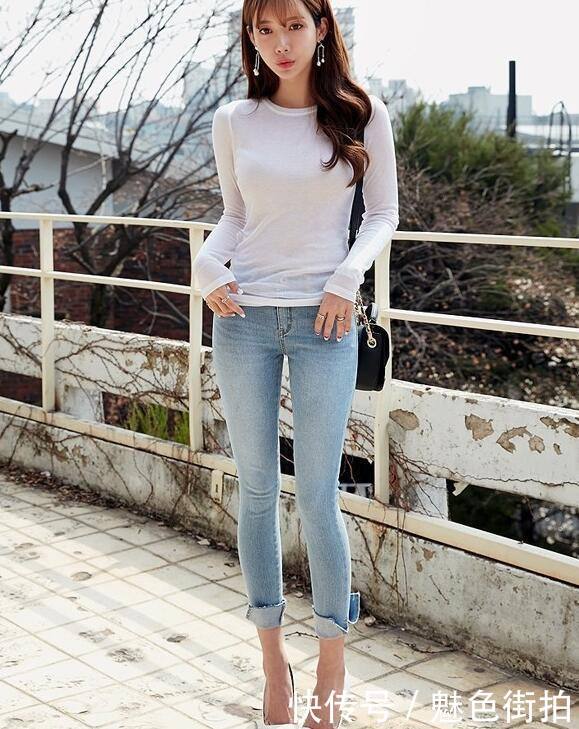 路人街拍,异域风情连衣裙小姐姐,红黄绿搭配,时