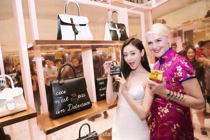 张天爱真的太美啦，白色低胸长裙出镜，披肩长发更是美出新境界！
