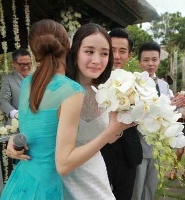 在杨幂和刘恺威大婚当天唐嫣做了好姐妹杨幂的伴娘,空闲之余还不忘