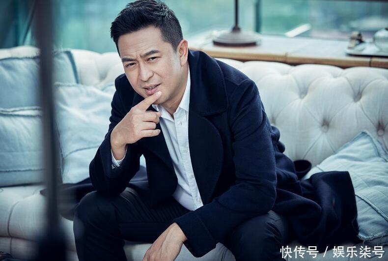 张嘉译合作女演员一个比一个年轻漂亮,二婚竟