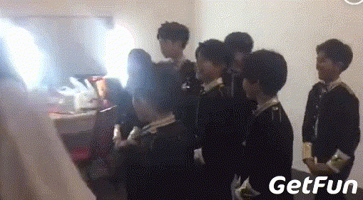 yhboys和黄子韬同框蠢萌小帅哥都能带成洗剪吹画风