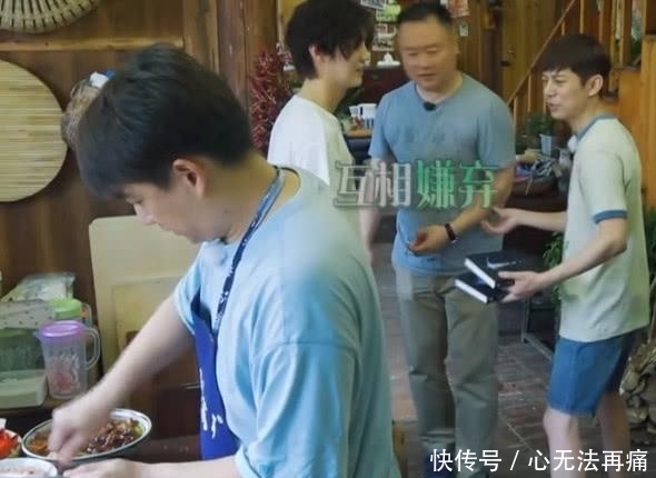 鹿晗给张子枫签名,有谁注意张子枫的坐姿?网友:对鹿晗的崇拜? qy8com千亿国际