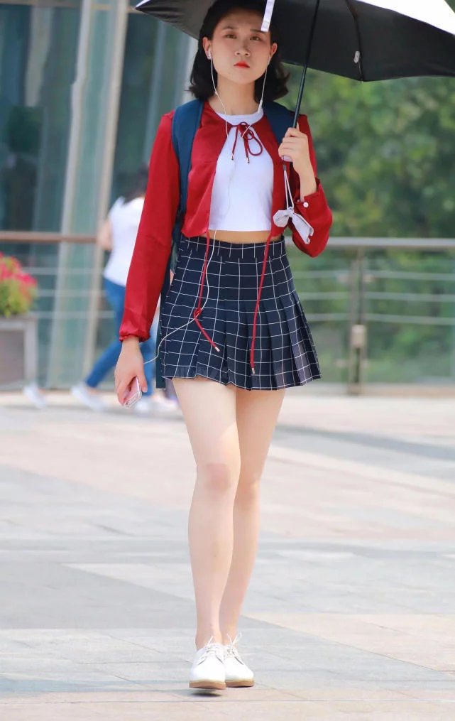 甜美小姐姐修身穿搭尽显丰腴体态,肉肉的美腿给人一种