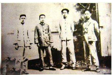 抗战时期，毛主席生病在小茅屋内, 国军一个旅从屋外走过, 为何竖