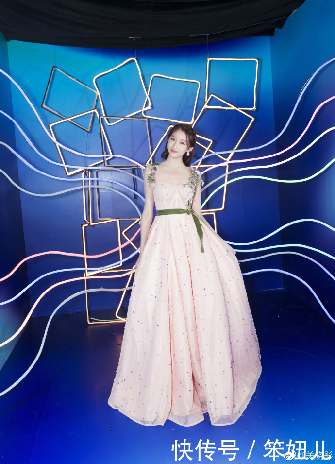 关晓彤携《影》参加2018微博电影之夜,如约影