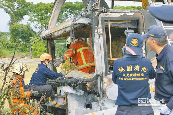 据台湾《中国时报》报道,台一游览车起火酿26死意外,桃园地检署21日二