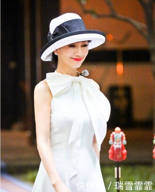 64岁赵雅芝新发型惊艳,空气刘海扎马尾美回18