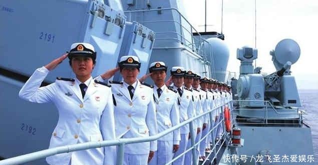 一个老兵,观看纪念海军成立70周年海上阅兵活