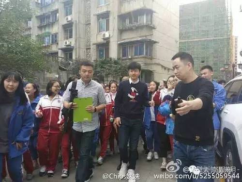 罗晋扛锄头易烊千玺钓鱼 明星回农村老家接地气