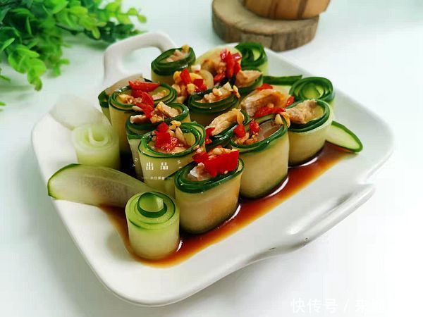 把五花肉煮一煮,用它卷一卷,淋汁上桌,家人喜欢 tb通博
