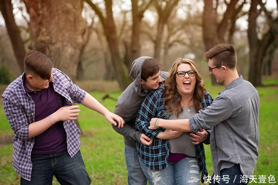 美国少年见街友没鞋穿买鞋送给他 街友感激地