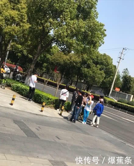 戚薇苏州拍戏李承铉带女儿探班,父女俩现身马