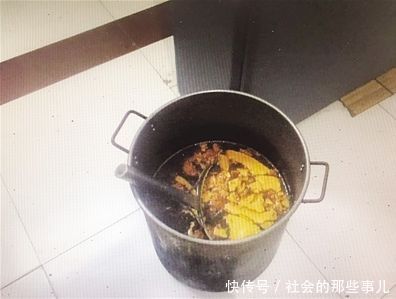 男子吃面越吃越想吃，感觉不对报了警，搜出来的东西男子呆住了