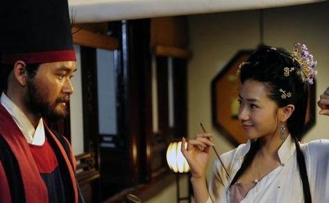 知晓丈夫养外室,妻子提刀前去却被小妾美貌吸