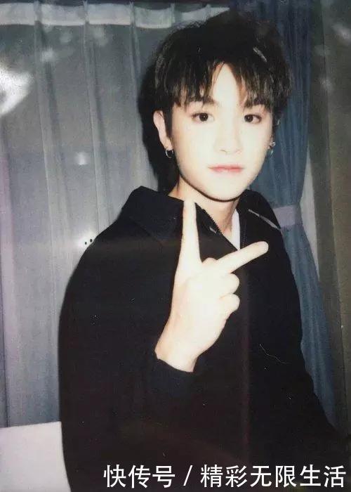 蔡徐坤昨日自拍是单人接受人民日报专访现场,