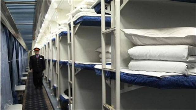 为什么火车卧铺上乘务员,要强制收走火车票?其实他们也是用心良