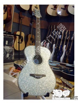泰勒斯威夫特演唱会用的吉他 贴的什么东西,吉