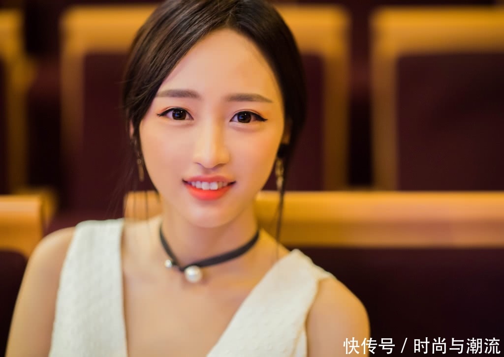 黄婷婷现身机场,格子衬衫配小黄帽,网友:好可爱