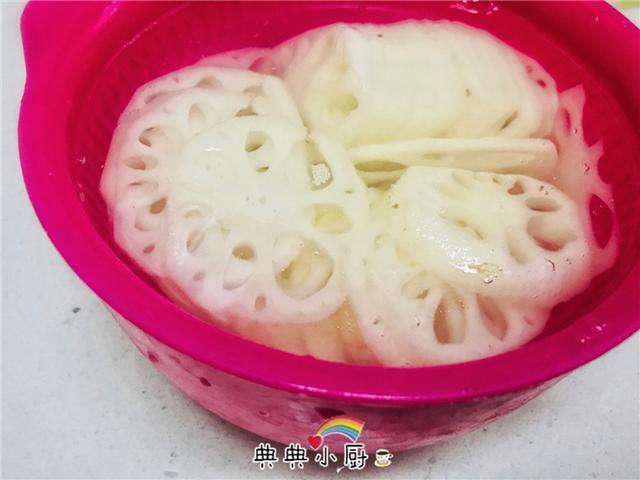 夏天做上这道水晶藕片，口味鲜香，专治酷暑没食欲