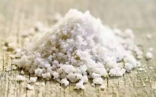 膝盖疼,怕上楼?一把粗盐一块生姜胜过10副药_