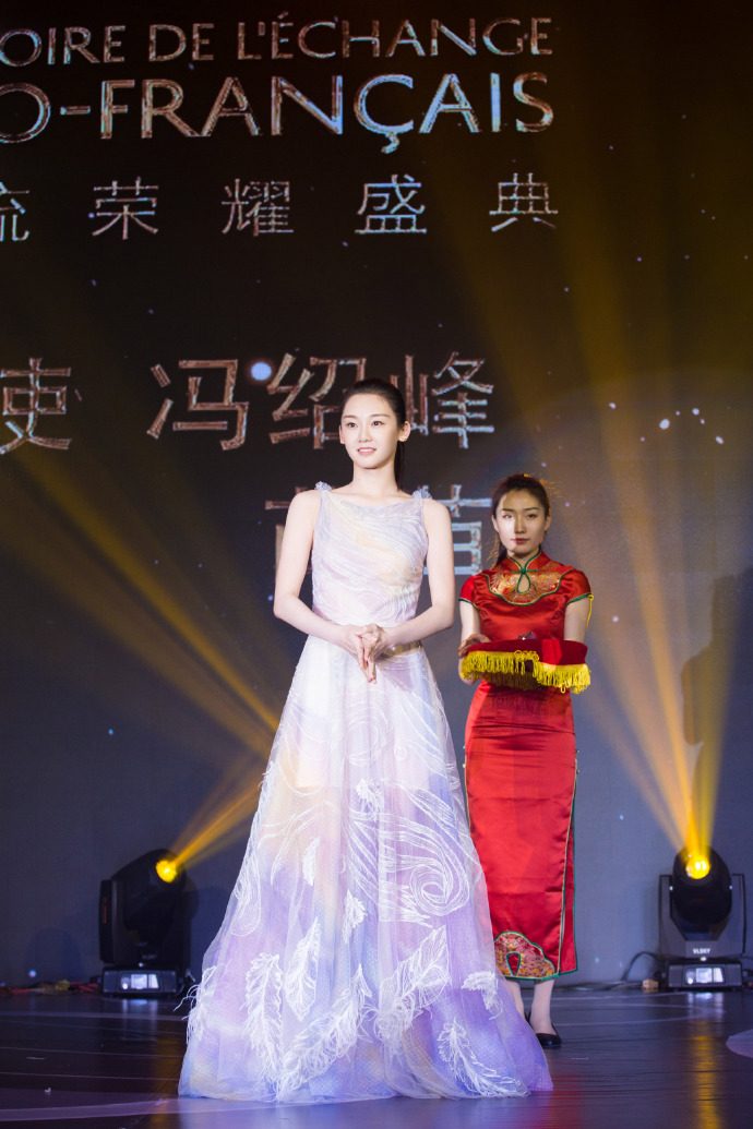 她是刘亦菲干爹小女友,被冯小刚力捧,一袭轻纱