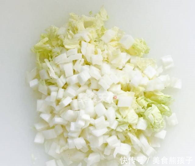 大白菜木耳打卤面是一道家常面食,主要材料为