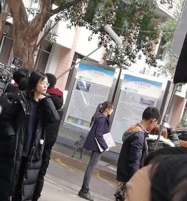 杨幂在重庆医院门口拍戏被网友偶遇晒未ps照