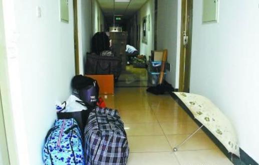 出嫁后我每年给养父母生活费,搬家后在楼道看