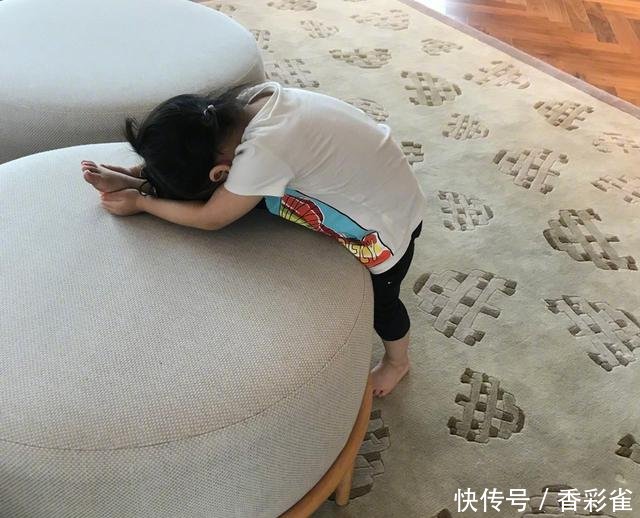 章子怡家醒醒不到3岁就开始压腿,小姿势有模有
