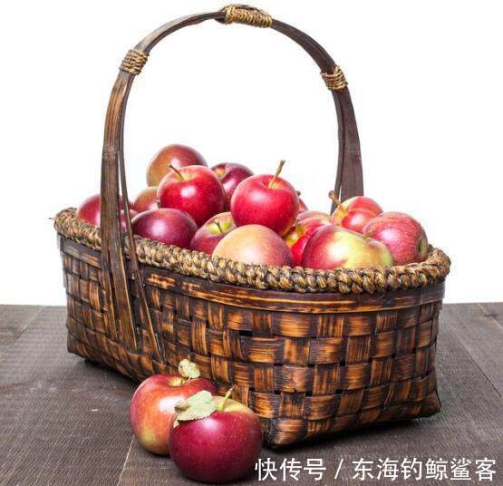 农村准公婆用一篮苹果上门提亲,我妈当即同意