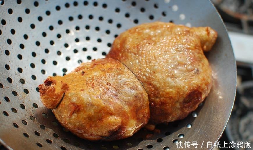 大叔在美食节上卖炸鸡,98元一只,切开后鸡肚子美食节德国图片