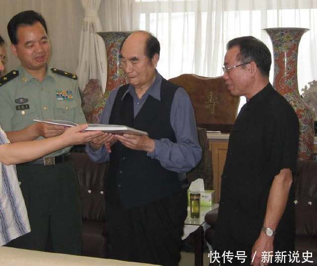 他曾是林彪手下的一个排长,越战中发挥神勇,后成军委副主席