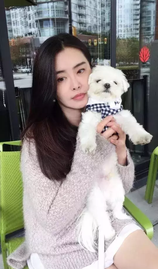 51岁王祖贤减肥成功大秀长腿, 照片却意外暴露