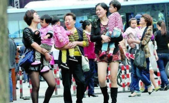 中国大妈声名海外,网友替她们感到尴尬,她们