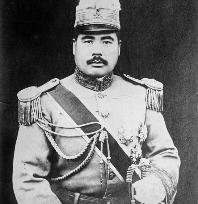 走后门获得参军名额,名字也是临时编造的,后成