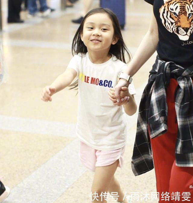 甜馨久违亮相 长发飘飘变身小仙女 印证李小璐