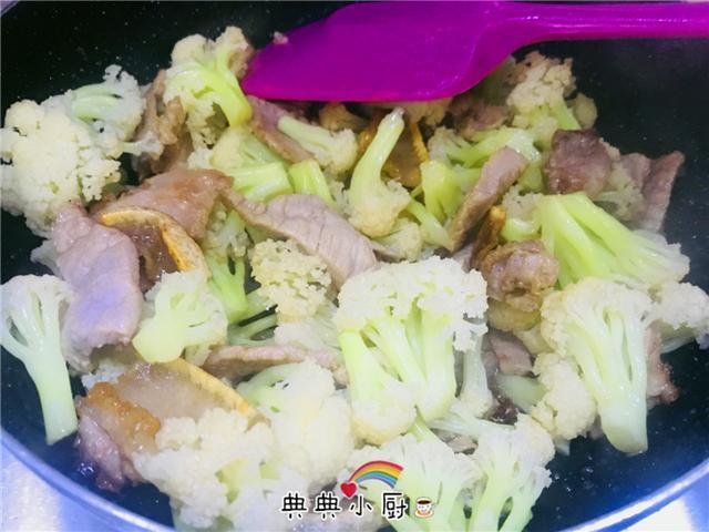 烧花菜不放一滴水,但却又香又好吃,一盘没吃过瘾