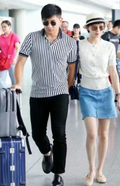 50岁吴奇隆胖成两百斤,刘诗诗纤瘦依人像女儿