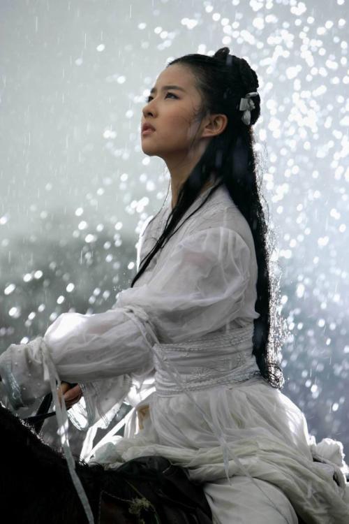 小刘亦菲一身洋裙长发披肩巧笑嫣然，天仙姐姐实力演绎从小美到大