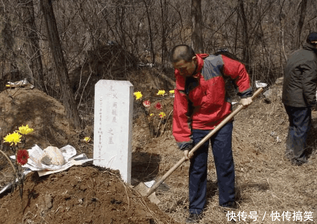 老人去世, 儿子头七上坟时, 坟前一声巨响, 发生的事情把他吓晕