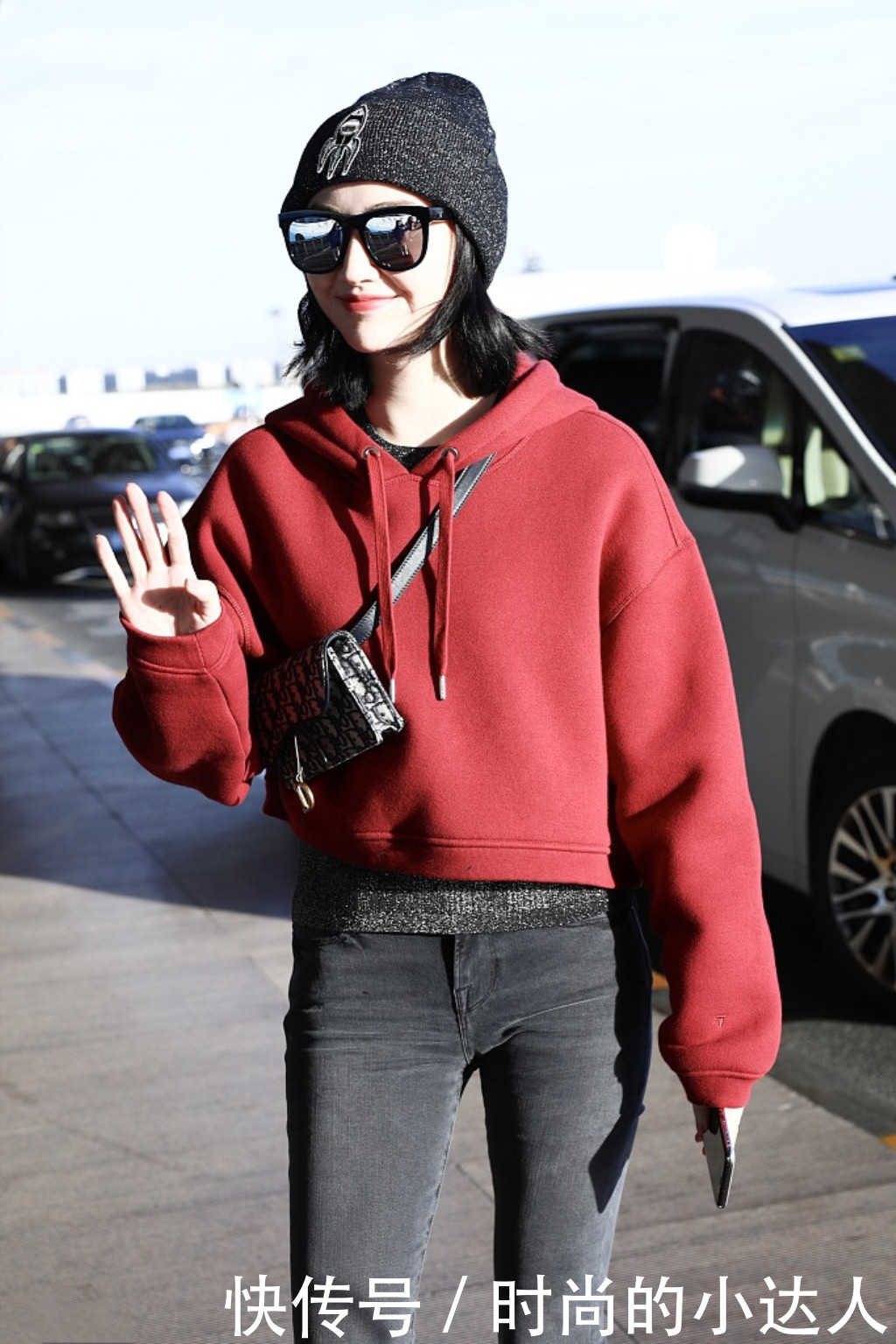 景甜现身机场,短卫衣搭配牛仔裤越来越会穿了