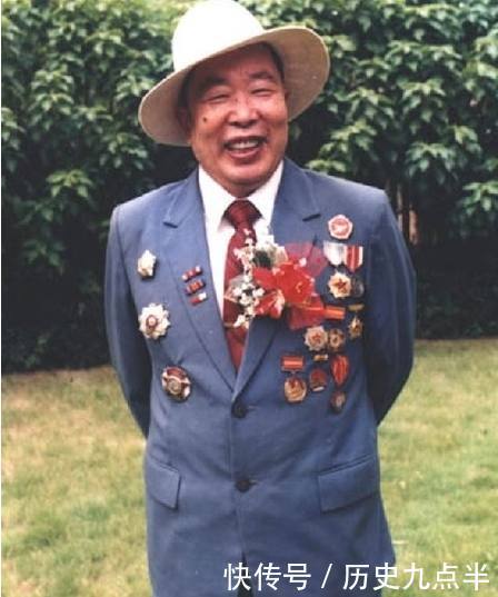 他是志愿军首位“特等功臣”,毛主席称他孤胆英雄,孙子更出名