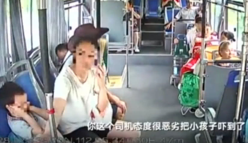 小孩公交车上练吊环,司机阻止却被女子投诉,女