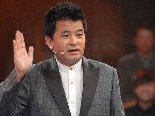 他是毕福剑圈内好友，曾是著名主持人，却也因说错话遭封杀