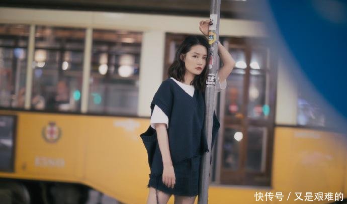 28岁李沁换发型, 齐肩短发烫成卷, 却没想到更